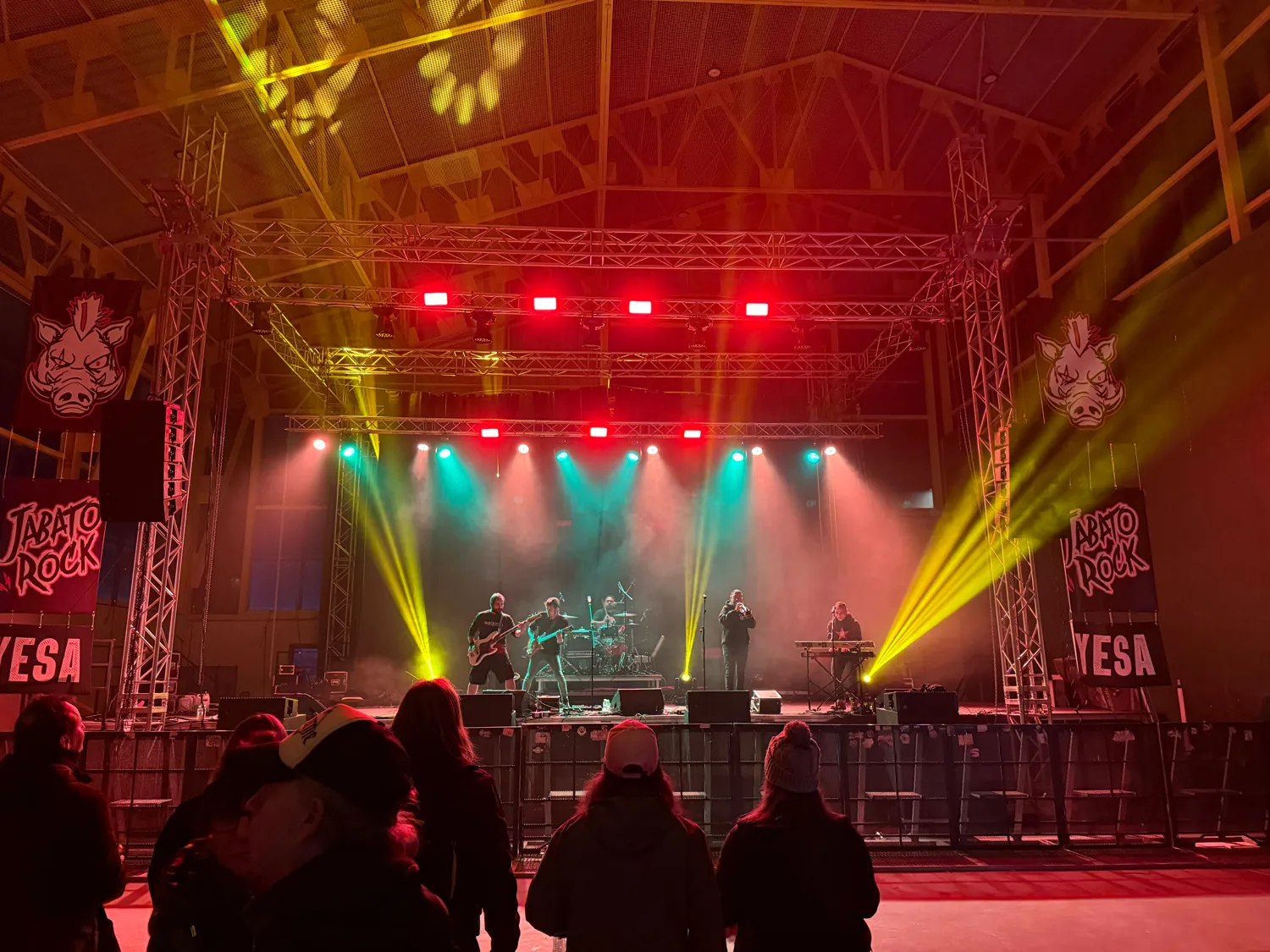 Iluminación de un escenario durante una actuación