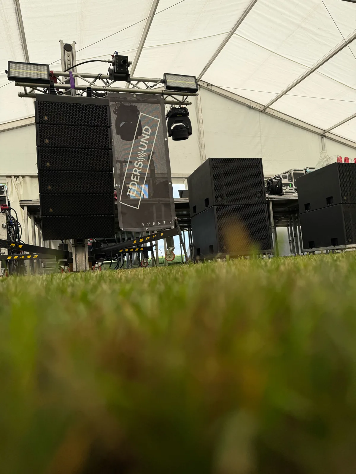 Detalle de un array Adamson suspendido bajo la estructura de una carpa.