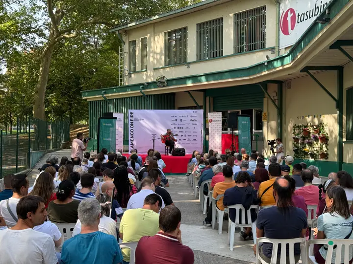 Público en un encuentro al aire libre sonorizado por Edersound