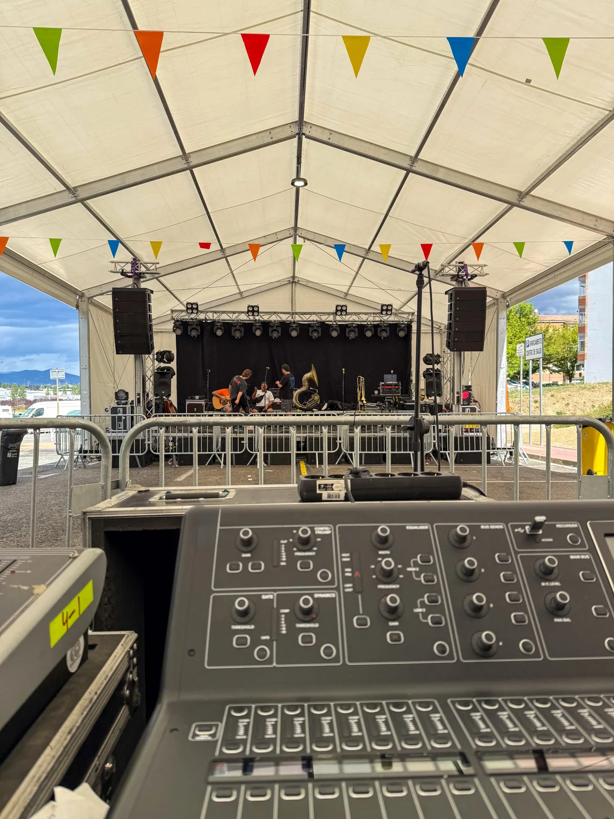 Montaje técnico bajo una carpa