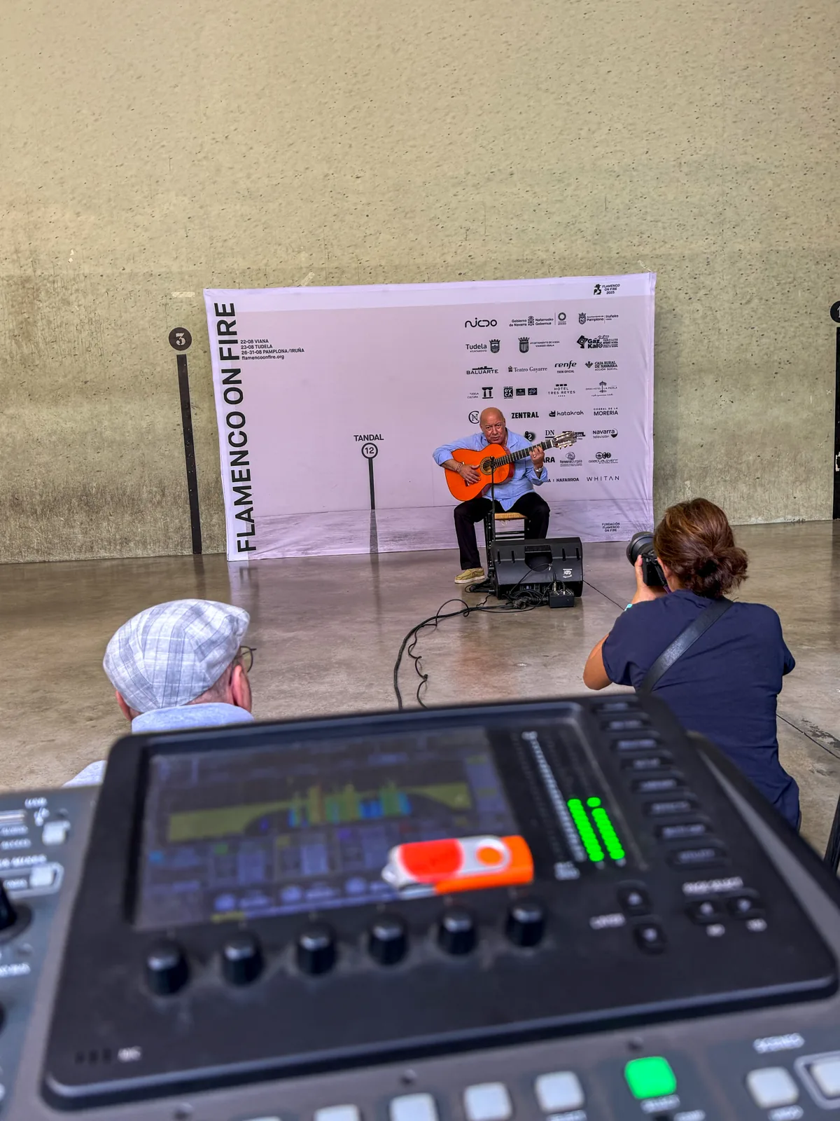 Mesa de control de Edersound preparada frente a una actuación de guitarra.